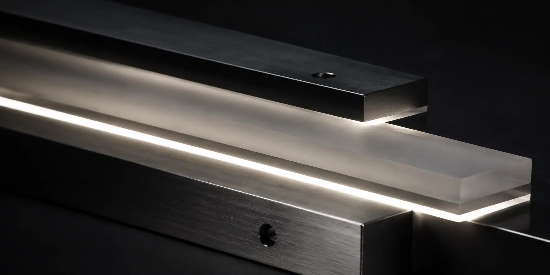 Aluminium und Acryl mit präziser Lichtkante